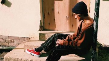 Brown crewneck pullover as seen in TOP 10 STREETWEAR OUT­FITS (2017) YouTube Video
