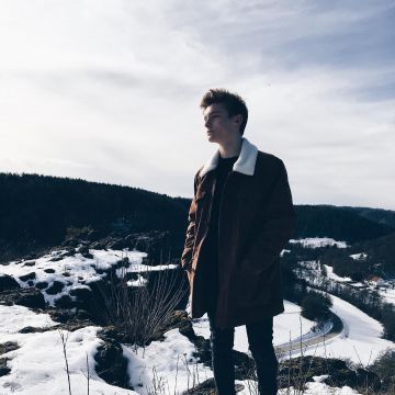 Jacket whit fur collar as seen in In­sta­gram Ac­count of @Leo.mndgl