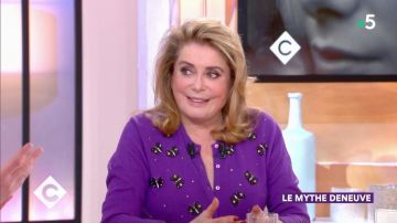 Le pull violet porté par Catherine Deneuve dans l'émission C à vous du 1er février 2019