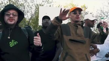 La veste à enfiler kaki style kangourou de Mister V dans sa video Saint Laurent feat. Rowjay