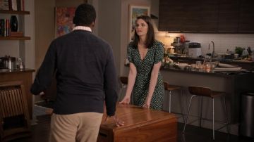 The combination of flowers worn by Allison (Lindsey Kraft) in Grace and Frankie S05E07