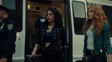 La veste noire à oeillets por­tée par Isa­belle Light­wood (Eme­raude Tou­bia) dans Sha­dow­hun­ters S03E04