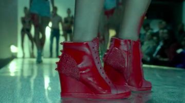 The high-heeled shoes wedge red during the parade in Lucifer S05E01