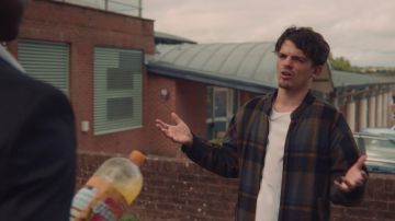 Chaqueta Tartan Bomber usada por Sean Wiley (Edward Bluemel) como se ve en Sex Education S01E07