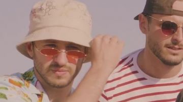 Les lunettes de soleil fines verres oranges de Maxenss dans son clip MERCI feat. VSO