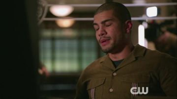 Button-down shirt porté par René Ramirez (Rick Gonzalez) en Flèche S07E12