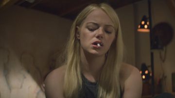 Les boucles d'oreilles pendantes de Annie Landsberg (Emma Stone) dans Maniac S01E02