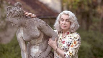 El vestido floral de Claire Darling (Catherine Deneuve) en La última locura de Claire Darling