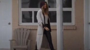 Longue chemise blanche rayures porté par Emily Nelson (Blake Lively) comme on le voit dans Une Simple faveur