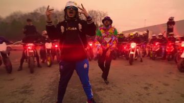 The tracksuit bottoms Marseille-Paris worn by Lorenzo in the clip, The sound is plaiz