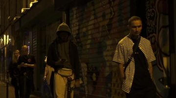 La chemise rayée portée par 7 jaws dans son clip Pour­quoi je pense à la mort ?