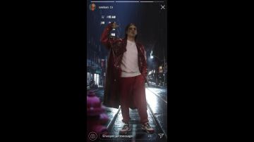 La veste longue cirée transparente rouge de Orelsan dans son clip Discipline