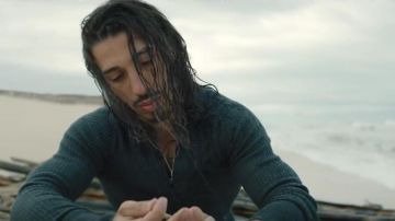 Le pull bleu pétrole de N.O.S dans le clip A l'Ammoniaque de PNL