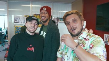 Le pull de Squeezie dans la vidéo YouTube ROMÉO & JULIETTE : LE PIRE GAGE DE L'HISTOIRE (making of + spectacle)