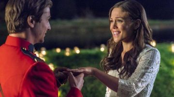 The shirt in lace of Elizabeth Thatcher (Erin Krakow) in The Heart has its reasons (S04E08)