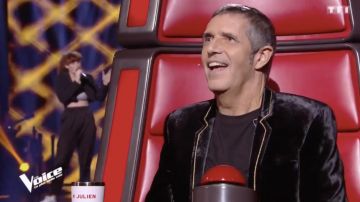 Chaqueta de terciopelo negro de Julien Clerc con costura dorada en The Voice: la voz más bella Sábado, 9 de febrero de 2019