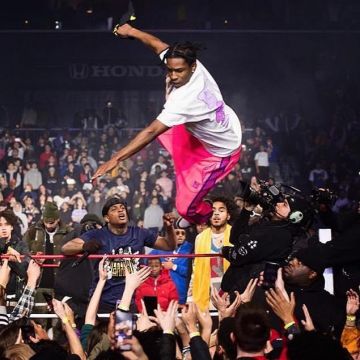 El fondo de chándal rosa que lleva ASAP Rocky en su cuenta de Instagram