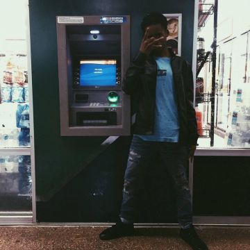 Le t-shirt Bape bleu porté par Tay-K sur son compte Ins­ta­gram @Tayk47­shawty