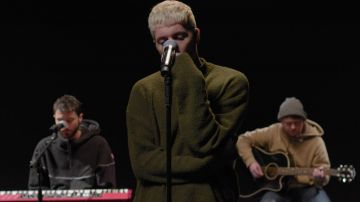 The green sweater of Oliver Sykes in Bring Me The Horizon - Drown (Live)