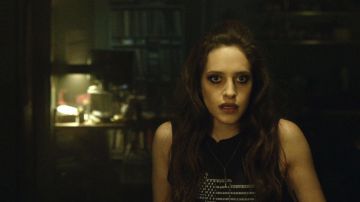 Camiseta binary American Flag usada por Darlene (Carly Chaikin) en Mr. Robot S02E10