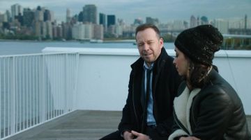 Abrigo largo negro usado por Danny Reagan (Donnie Wahlberg) en Blue Bloods S09E10