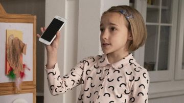Vestido con estampado gráfico usado por Sophie (Marlow Barkley) en Padres Solteros S01E07