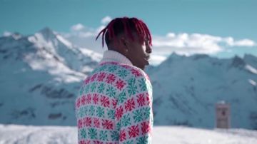 El suéter usado por Youv Dee en su video musical taga