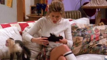 Les chaussures noires de Monica Geller (Courteney Cox) examinées par Rachel dans Friends S01E19