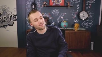 Le pull zippé violet de Squeezie dans sa vidéo YouTube Vais-Je arrêter le gaming ?