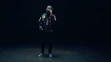 Le bombers brodé de Oli dans  le clip C'est que du rap de Bigflo & Oli feat. Soprano, Black M