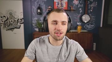 Le t-shirt gris de Squeezie dans sa vidéo YouTube VAIS-JE ARRÊTER LE GAMING ?