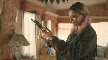 The jacket on the fringes of Maeve (Emma Mackey) in the series Sex Education S01E08