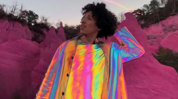 La sudadera holográfica reflectante Rainbow de Rilès en su video musical de marihuana