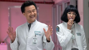 The eye glasses of the Dr. Azumi Fujita (Sonoya Mizuno) in Maniac S01E01