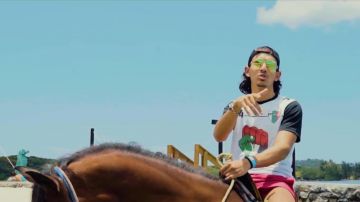 Le t-shirt blanc de Lazer dans le clip Elle m'a vu de MMZ