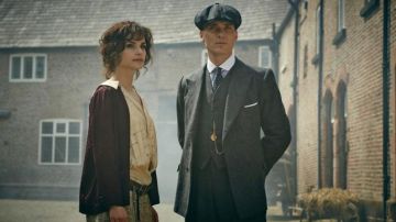 Rayé sans col Shirt porté par Thomas Shelby (Cillian Murphy) dans Peaky Oeillères S02E05