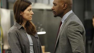 The jacket button of Erica Shepherd (Jennifer Carpenter) in The Enemy Within (S01E01)
