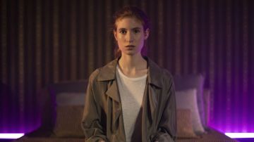 Le trench coat de Agathe Bonitzer dans Osmosis Saison 1