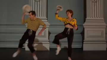 The sweater crop top with yellow pom-poms of Gwen Verdon (Michelle Williams) in Fosse/Verdon Season 1