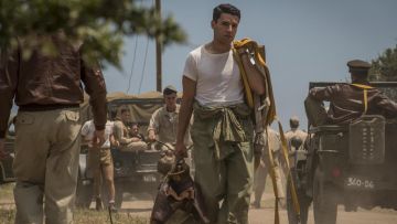 The pants with military pockets Yossarian (Christopher Abbott) in Catch-22 S01E01
