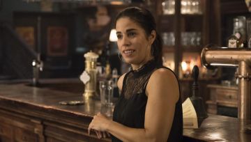 La camiseta sin mangas con cuello de encaje que lleva Susan Samson (Ana Ortiz) en Whiskey Cavalier S01E01