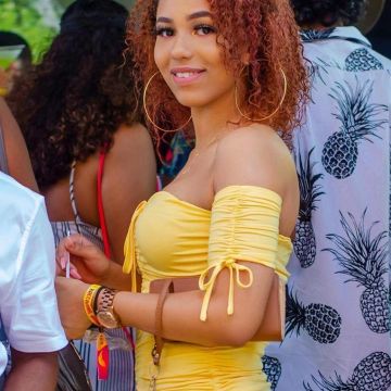 The yellow dress with ruffles on the account Instagram Joegeofoto