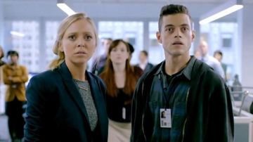 Golden necklace worn by Angela Moss (Portia Doubleday) in Mr. Robot S01E01