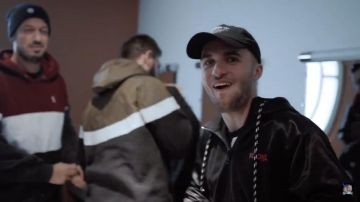 Le sweatshirt à capuche porté par Squeezie dans sa vidéo YouTube ROMEO & JULIETTE : LE PIRE GAGE DE L’HISTOIRE ( making of + spectacle)