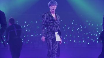 El traje azul de Lee Tae-min con rayas blancas en su video de sexualidad