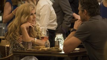 Anillo en la mano derecha usado por Debra Newell (Connie Britton) en Dirty John S01E01