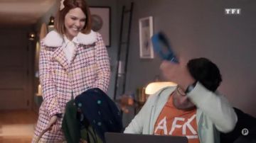 The coat plaid pink worn by Amanda (Marion Christmann) in Tomorrow belongs to us