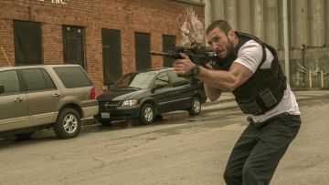 Chaleco molle táctico negro usado por Ray Merrimen (Pablo Schreibe) como se ve en Den of Thieves