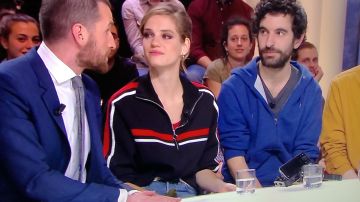 El jersey azul con rayas rojas y blancas de Noémie Schmidt en el programa Quotidien 21.02.19