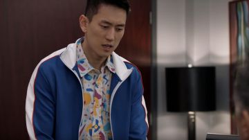 80/90 le bouton d'impression de jusqu'shirt porté par Miggy Parc (Jake Choi) dans un Seul des Parents S01E16